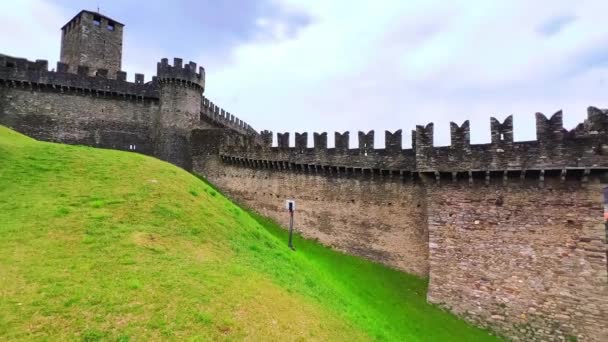 Panoramatický Výhled Vnější Obvod Hradu Montebello Středověkými Kamennými Hradbami Údolí — Stock video