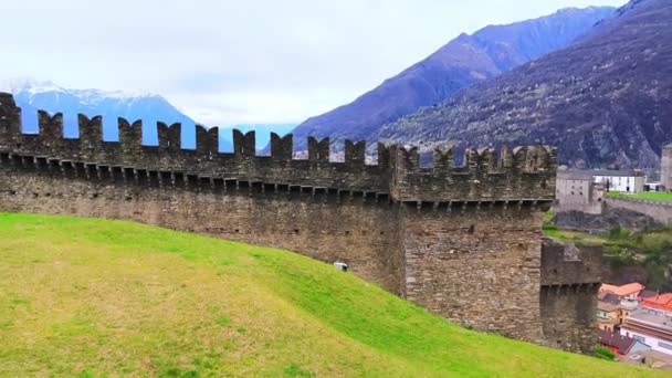 Panorama Černými Hradbami Montebello Tvrzí Hrad Castelgrande Střechy Bellinzona Alpy — Stock video