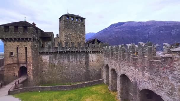 Внутрішній Двір Замку Монтебелло Спостерігаючи Середньовічним Каменем Тримаються Високими Вежами — стокове відео