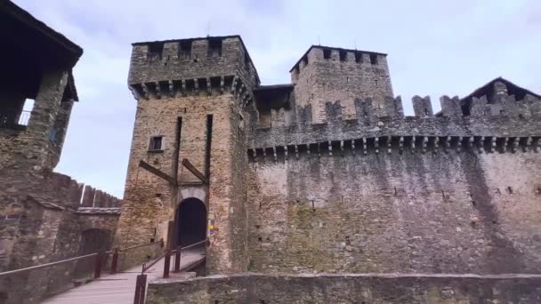 中世の石造りの保管するモンテベロ城の内庭のパノラマ 背の高い塔と大規模なランプ ベルツォナ ティチノ スイス — ストック動画