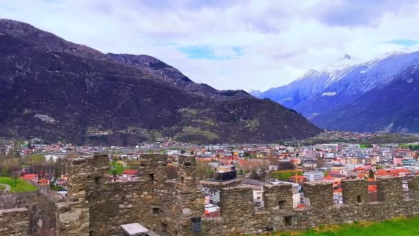 Alpenpanorama Mit Dächern Häusern Und Der Festung Castelgrande Von Bellinzona — Stockvideo