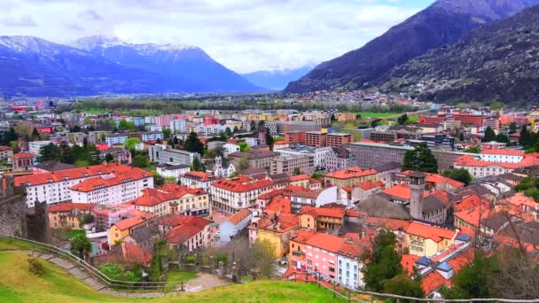 バックグラウンドの赤いタイル屋根とアルプスのベルツォーナの歴史的な地区 ティチーノ スイス — ストック動画