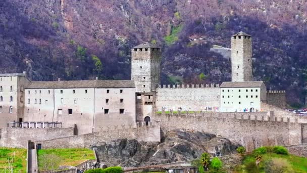 中世のパノラマ カステルグランデとベリンツォナ屋根からモンテベロ城 ティチーノ スイス — ストック動画