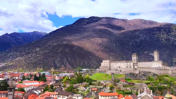 ヴィンテージとモダンなハウジングを備えたベルツォーナのパノラマ 中世の石カステルグランデとバックグラウンドのアルパイン風景 ティチーノ スイス — ストック動画