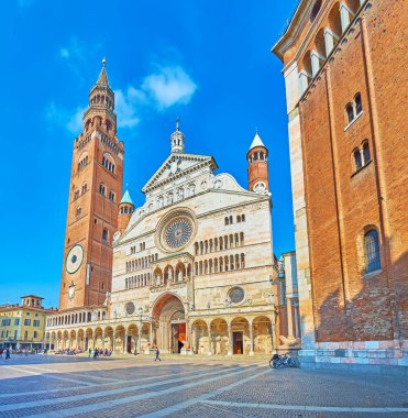 Heykeltraş edilmiş Santa Maria Assunta Katedrali ve uzun Torrazzo çan kulesi, Cremona, İtalya