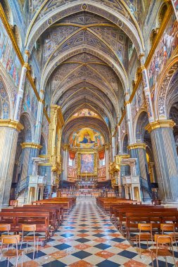 KREMONA, İtalya - 6 Nisan 2022: Santa Maria Assunta Katedrali Süslü sunağı ve kasası olan iç mekan, Lombardy, İtalya