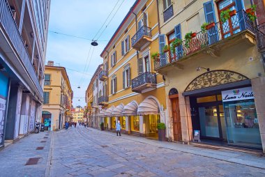 CREMONA, İtalya - 6 Nisan 2022: Dar Corso Giuseppe Mazzini Caddesi, uzun tarihi konak evleri, kafeler ve dükkanlar, Cremona, İtalya