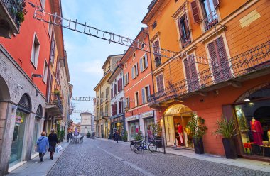 CREMONA, İTALYA - 6 Nisan 2022: Eski kasaba Cremona, İtalya 'da Mercatello' da alışveriş yaparak akşamın tadını çıkarın