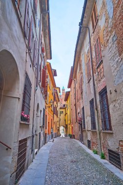 İtalya 'nın Cremona Katedrali' ne giden Porta Marzia Vadisi 'ndeki gezinti.