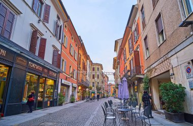 CREMONA, İtalya - 6 Nisan 2022: Eski kasaba Cremona, İtalya 'da Via Mercatello' da bir akşam yürüyüşü