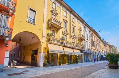Marka butikleri, kafeleri ve turist dükkanları olan Corso Campi 'deki yoğun konutlar, Cremona, İtalya