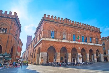 Orta Çağ Belediye Binası (Comune di Cremona) ve açık hava yemekleri, Cremona, Lombardy, İtalya