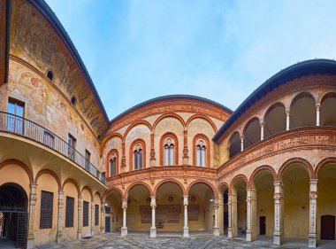 CREMONA, İTALYA - 6 Nisan 2022: Palazzo Fodri 'nin (Fodri Sarayı) oyulmuş taş sütunları, Cremona, İtalya' da bulunan korunmuş freskleri ve ataryaları olan ortaçağ avlusu