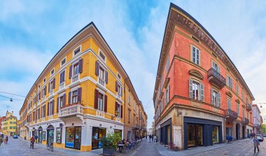 Tarihi Corso Giuseppe Mazzini caddesinin panoraması. Renkli binalar, çok sayıda restoran, bar, turist mağazası, dar yaya geçitleri, yerel kafe terasları, Cremona, İtalya