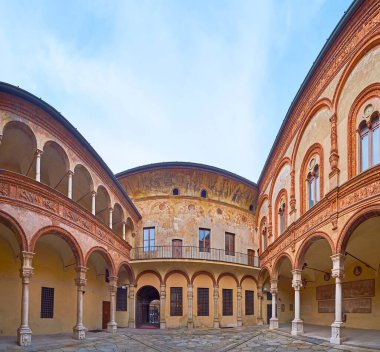 CREMONA, ITALY - 6 Nisan 2022: İtalya 'nın Cremona eski kasabasında yer alan Palazzo Fodri' nin (Fodri Sarayı) zengin bir şekilde dekore edilmiş ortaçağ avlusu