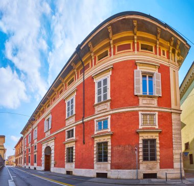 Tarihi kırmızı eviyle Via Palestro Panoraması, Cremona, İtalya