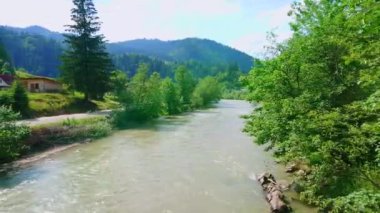 Black Cheremosh Nehri, Dzembronia, Karpatlar, Ukrayna 'daki köprüden karşıya yürü