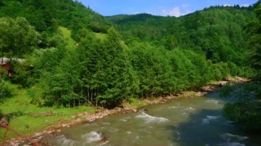 Dzembronia, Carpatthians, Ukrayna 'dan Kara Çeremosh Nehri' nin Panoraması