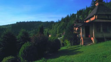 Dzembronia Köyü 'nde, Dzembronia Köyü' nde yemyeşil orman, yeşil dağ çayırları ve kereste Dönüşüm Manastırı ile Chornohora Dağları 'nın Panoraması, Karpatlar, Ukrayna