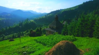 Dönüşüm Manastırı 'nın ahşap çatılı Panoramik Karpatya manzarası, Dzembronia köyü, Ukrayna