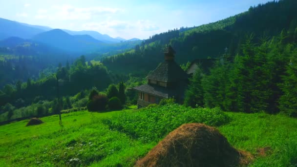 乌克兰Dzembronia村改造修道院木制屋顶的全景喀尔巴阡山风景 — 图库视频影像