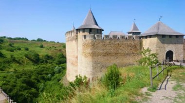 Yeşil tepe, Ukrayna 'nın devasa duvarları ve yüksek kuleleriyle ortaçağ Khotyn Kalesi' ni çevrelemektedir.