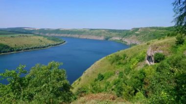 Dniester Nehri 'nin yamaçlı kıyıları olan Bakota Körfezi, Podilski Tovtry Ulusal Doğa Parkı, Khmelnytskyi Bölgesi, Ukrayna