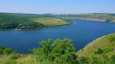 Dniester Nehri kıvrımlı, yeşil tepeler ve uçurumlarla kaplı Podilski Tovtry Ulusal Parkı manzarası, Ukrayna