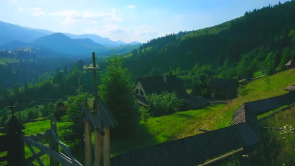 从乌克兰喀尔巴阡山脉Dzembronia村的变形修道院看Chornohora山脉全景 — 图库视频影像