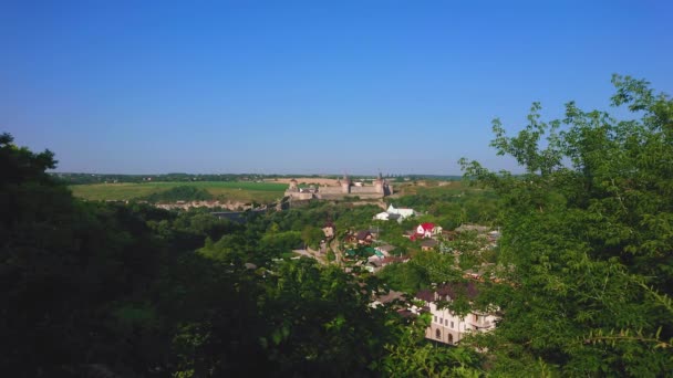 Die Grüne Landschaft Von Kamjanez Podilskyj Mit Der Mittelalterlichen Steinburg — Stockvideo