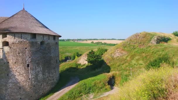Panoramisch Uitzicht Middeleeuwse Stenen Kasteel Khotyn Omgeven Door Weelderige Groene — Stockvideo
