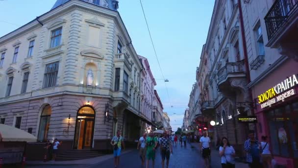 Chernivtsi Ukraine Ιουλίου 2021 Πλήθος Βράδυ Olha Kobylyanska Street Ιστορικά — Αρχείο Βίντεο