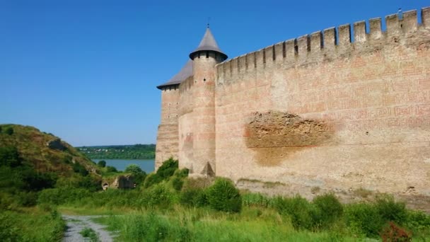 中世コティン要塞のパノラマ 高い壁 石とレンガ 長方形と丸い塔と小さな橋 ウクライナ — ストック動画