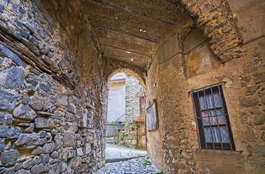 Bre Village, Monte Bre, Ticino, İsviçre 'deki kavisli sokaklardaki dar taş geçit.