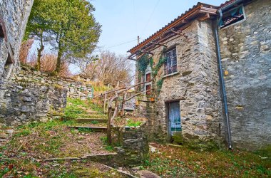 Ortaçağ taş evi ve yamaçtaki terk edilmiş küçük bahçe, Bre, Ticino, İsviçre