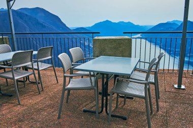 Ceresio 'nun lüks manzarası ve Monte Bre tepesindeki restoranın terasından dağlar, Lugano, İsviçre