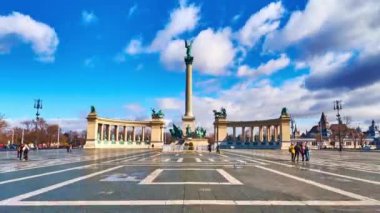 Milenyum Anıtı 'nı görmek için Kahramanlar Meydanı' nda yürüyün. Hızla ilerleyen bulutlarla mavi gökyüzüne karşı. Budapeşte, Macaristan.