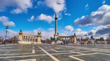 Kahramanlar Meydanı 'nda, Milenyum Anıtı' nın manzarası mavi gökyüzünün altında hızla akan bulutlarla, Budapeşte, Macaristan