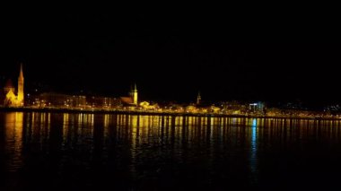 Balıkçı Kalesi, Matthias Kilisesi ve Budapeşte, Macaristan 'ın Budapeşte Şatosu ile aydınlık gökdelenlerinin gece panoramik zaman çizelgesi