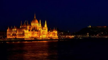 Macaristan Parlamentosu, Buda Şatosu ve Balıkçı Kalesi 'nin Budapeşte' nin Tuna Nehri, Macaristan 'daki gece vakti panoramasına aydınlanması