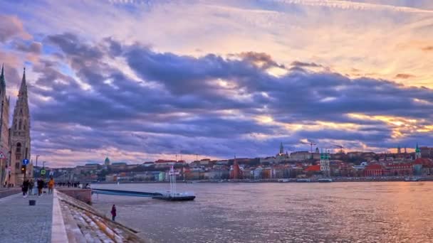 Panorama Eines Bunten Wolkenverhangenen Sonnenuntergangs Über Der Donau Und Dem — Stockvideo