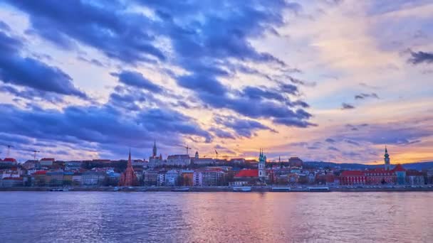 Včasná Záře Fialové Večerní Oblohy Nad Panoramatem Buda Zvlněné Dunaje — Stock video