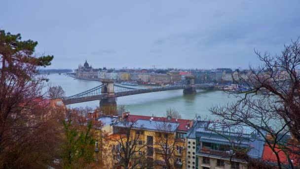 Paisagem Urbana Budapeste Com Ponte Cadeia Szechenyi Atravessando Rio Danúbio — Vídeo de Stock