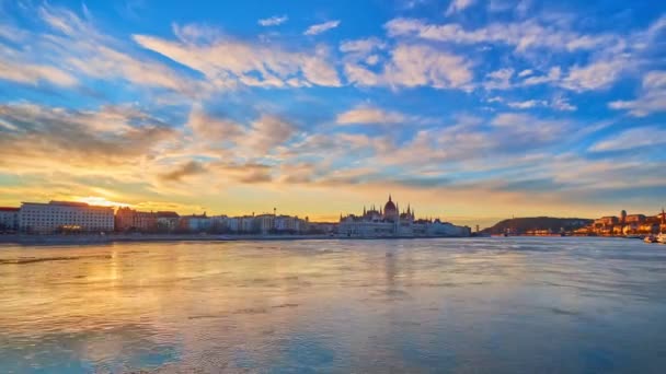 Heldere Gouden Zonsopgang Donau Met Gotisch Parlementsgebouw Achtergrond Boedapest Hongarije — Stockvideo