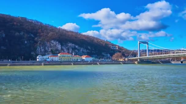 エリザベス ブリッジとゲラート ヒルのタイムラプスパノラマと前景 ブダペスト ハンガリーのダヌーブ川を熟した — ストック動画