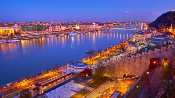 Свет Ярко Освещенного Будапешта Рекой Дунай Будой Пештом Вид Замкового — стоковое видео
