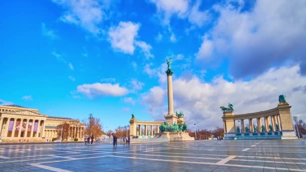位于匈牙利布达佩斯英雄广场中间的千年纪念碑上空快速流云的时间 — 图库视频影像