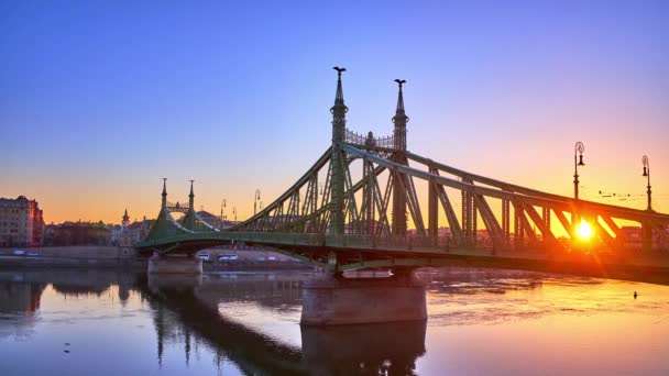 Złoty Wschód Słońca Metalowymi Konstrukcjami Imponującego Mostu Liberty Bridge Przez — Wideo stockowe