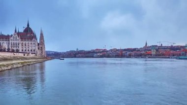 Budapeşte Panoraması Tuna Nehri 'nden Budapeşte, Macaristan, Budapeşte ve Budapeşte' deki kar fırtınası sırasında Parlamento ve Buda bölgesi manzaralı