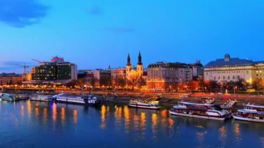 Budapeşte, Macaristan 'ın başkenti Budapeşte' de Budapeşte 'de bulunan Budapeşte' de Budapeşte 'deki Castle Hill' in tepesinde, Tuna Nehri ve Buda Kalesi 'nin aydınlık simgeleriyle Pest' e bakan Elisabeth Köprüsü 'nden Timelapse manzarası.